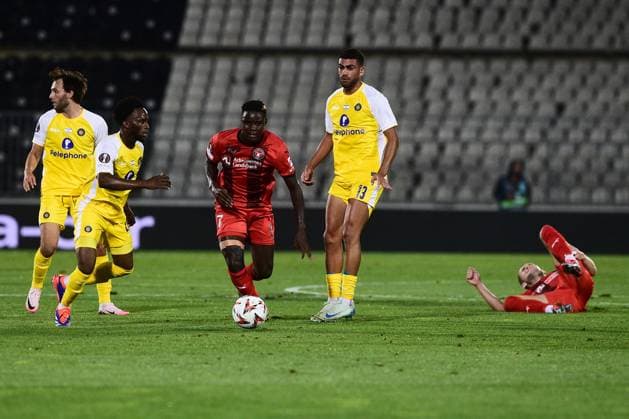 Maccabi Tel Aviv v Midtjylland Europa League Issouf Sisshoko (L) and Raz Shlomo (R) of Maccabi in action against Dyu Francolino (C) of Midtjylland during the 2024 2025 Europa League match between Maccabi Tel Aviv and Midtjylland at Partizan Stadium, 03.10.2024, Belgrade, Serbia. Belgrade Serbia Copyright: xDusanxMilenkovicx x