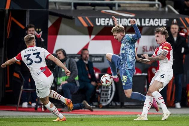 PRAGUE - (l-r) Ondrej Zmrzly of Slavia Prague, Kristian Hlynsson of Ajax, Conrad Wallem of Slavia Prague during the UEFA Europa league match between SK Slavia Prague and Ajax Amsterdam at the Eden Arena on Oct. 3, 2024 in Prague, Czech Republic. ANP JEROEN PUTMANS netherlands out - belgium out Praag xVIxxIVx 510012835 originalFilename: 0766865138st.jpg