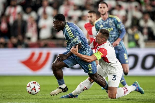 PRAGUE - (l-r) Brian Brobbey of Ajax, Tomas Holes of Slavia Prague during the UEFA Europa league match between SK Slavia Prague and Ajax Amsterdam at the Eden Arena on Oct. 3, 2024 in Prague, Czech Republic. ANP JEROEN PUTMANS netherlands out - belgium out Praag xVIxxIVx 510012855 originalFilename: 0766865476st.jpg