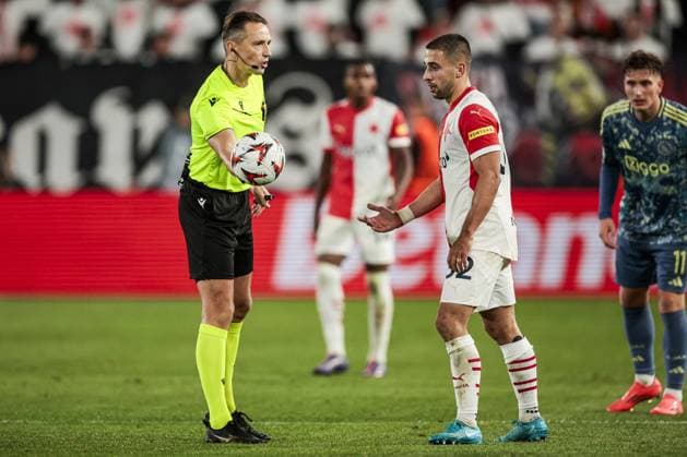 PRAGUE - (l-r) Referee Andris Treimanis, Ondrej Lingr of Slavia Prague during the UEFA Europa league match between SK Slavia Prague and Ajax Amsterdam at the Eden Arena on Oct. 3, 2024 in Prague, Czech Republic. ANP JEROEN PUTMANS netherlands out - belgium out Praag xVIxxIVx 510014800 originalFilename: 0766872442st.jpg