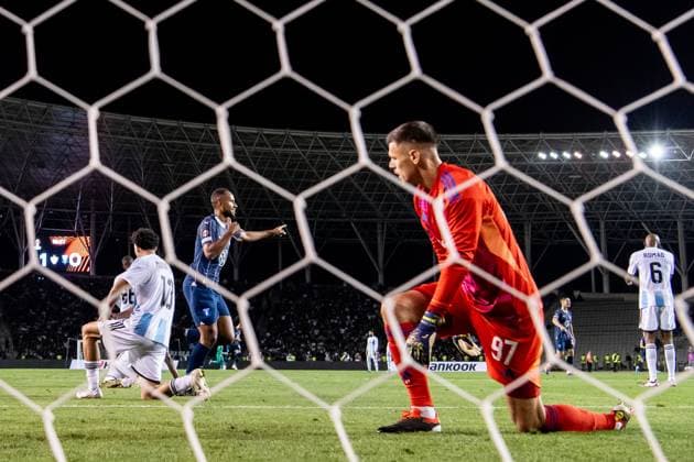 241003 Isaac Kiese Thelin of Malmö FF celebrates the 1 1 goal by Erik Botheim not pictured and goalkeeper Fabijan Buntic of Qarabag looks dejected during the UEFA Europa League football match between Qarabag and Malmö FF on October 3, 2024 in Baku Photo Petter Arvidson BILDBYRAN kod PA PA0893 fotboll football soccer fotball uefa europa league qarabag malmö ff bbeng depp jubel  Copyright: PETTERxARVIDSON BB241003PA113