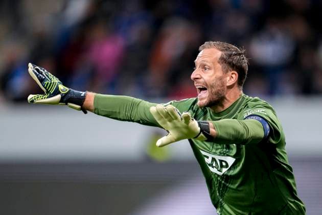 Oliver Baumann Goalkeeper, Hoffenheim, 1 , gives instructions, gestures, gesticulates with arms, single image, single photo, action, action, 03 10 2024, Sinsheim Germany , Football, UEFA Europa League, Group Stage, TSG 1899 Hoffenheim Dynamo Kiev, REGULATIONS PROHIBIT ANY USE OF PHOTOGRAPHS AS IMAGE SEQUENCES AND OR QUASI VIDEO xozx