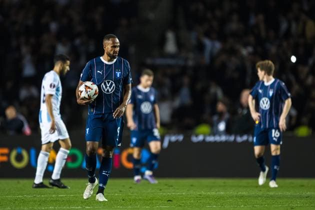 241003 Isaac Kiese Thelin of Malmö FF looks dejected after the 2 2 goal during the UEFA Europa League football match between Qarabag and Malmö FF on October 3, 2024 in Baku Photo Petter Arvidson BILDBYRAN kod PA PA0893 fotboll football soccer fotball uefa europa league qarabag malmö ff bbeng bbauto depp  Copyright: PETTERxARVIDSON BB241003PA128