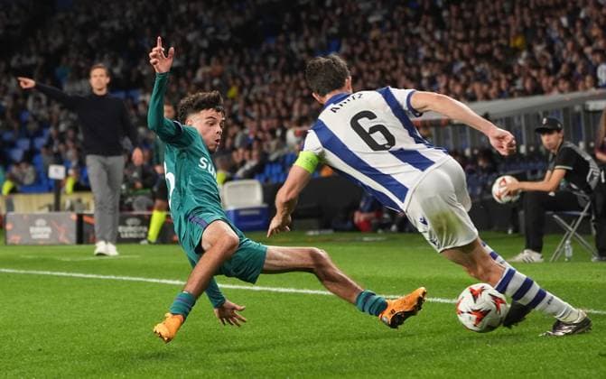 Anderlecht s Tristan Degreef and Real Sociedad s Aritz Elustondo fight for the ball during a soccer match between Belgian team RSC Anderlecht and Spanish team Real Sociedad, Thursday 03 October 2024 in San Sebastian, Spain, on the second day of the UEFA Europa League tournament. JOMAxGARCIAxIxGISBERT  x101876503x