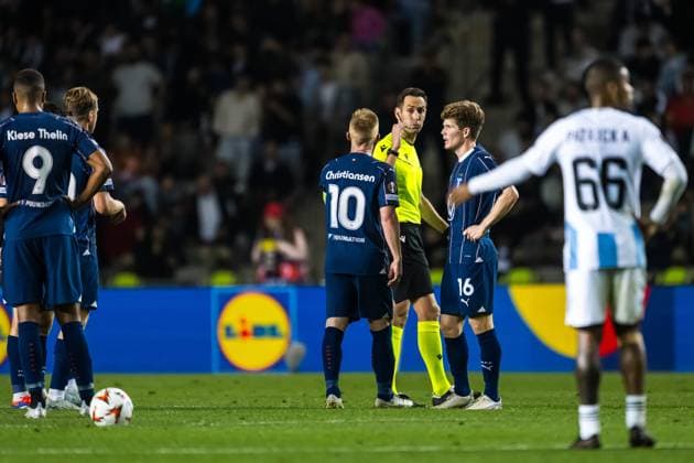 241003 Anders Christiansen of Malmö FF and referee Anastasios Papapetrou after the 2 2 goal during the UEFA Europa League football match between Qarabag and Malmö FF on October 3, 2024 in Baku Photo Petter Arvidson BILDBYRAN kod PA PA0893 fotboll football soccer fotball uefa europa league qarabag malmö ff bbeng bbauto  Copyright: PETTERxARVIDSON BB241003PA132