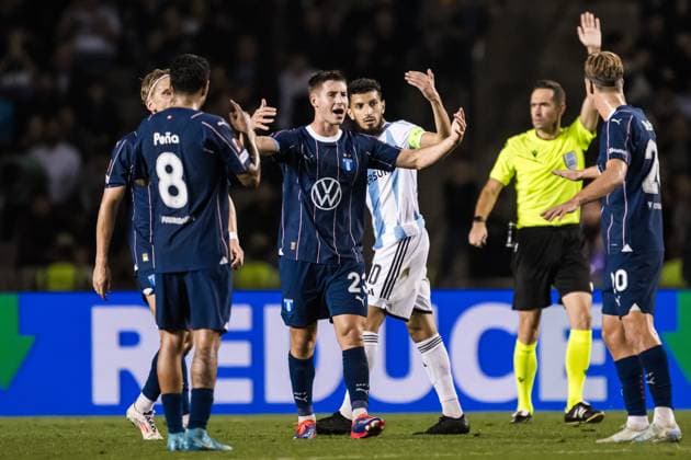 241003 Lasse Berg Johnsen of Malmö FF reacts after the 2 2 goal is disallowed during the UEFA Europa League football match between Qarabag and Malmö FF on October 3, 2024 in Baku Photo Petter Arvidson BILDBYRAN kod PA PA0893 fotboll football soccer fotball uefa europa league qarabag malmö ff bbeng bbauto  Copyright: PETTERxARVIDSON BB241003PA134