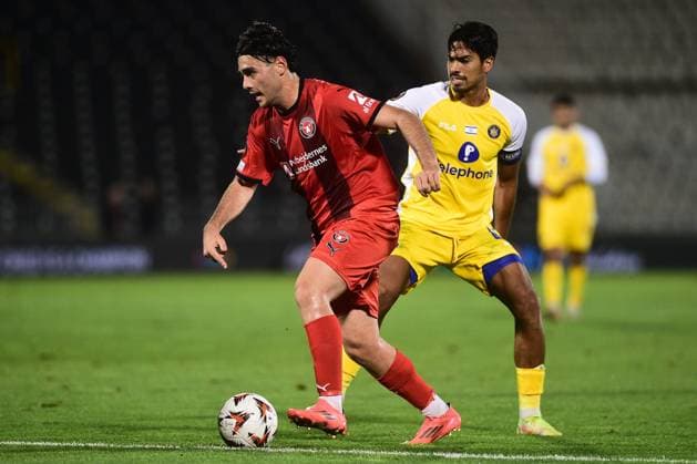 Maccabi Tel Aviv v Midtjylland Europa League Aral Simsir (L) of Midtjylland in action against Dor Paretz (R) of Maccabi during the 2024 2025 Europa League match between Maccabi Tel Aviv and Midtjylland at Partizan Stadium, 03.10.2024, Belgrade, Serbia. Belgrade Serbia Copyright: xDusanxMilenkovicx x