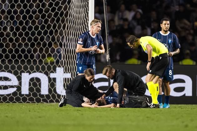 241003 Lasse Berg Johnsen of Malmö FF receives medical attention during the UEFA Europa League football match between Qarabag and Malmö FF on October 3, 2024 in Baku Photo Petter Arvidson BILDBYRAN kod PA PA0893 fotboll football soccer fotball uefa europa league qarabag malmö ff bbeng bbauto skada  Copyright: PETTERxARVIDSON BB241003PA147