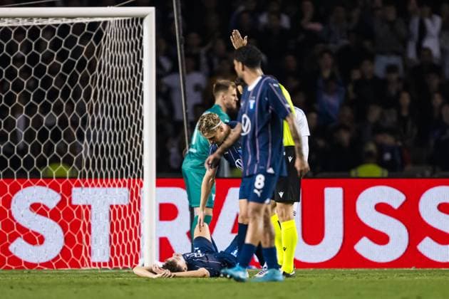 241003 Colin Rösler of Malmö FF receives medical attention during the UEFA Europa League football match between Qarabag and Malmö FF on October 3, 2024 in Baku Photo Petter Arvidson BILDBYRAN kod PA PA0893 fotboll football soccer fotball uefa europa league qarabag malmö ff bbeng bbauto skada  Copyright: PETTERxARVIDSON BB241003PA150