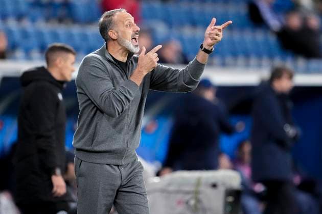 Pellegrino Matarazzo Rino, coach, head coach, Hoffenheim , gives instructions, gestures, gesticulates with arms, single image, single photo, action, action, 03 10 2024, Sinsheim Germany , football, UEFA Europa League, group stage, TSG 1899 Hoffenheim Dynamo Kiev, REGULATIONS PROHIBIT ANY USE OF PHOTOGRAPHS AS IMAGE SEQUENCES AND OR QUASI VIDEO xozx