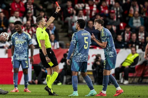 PRAGUE - (l-r) Referee Andris Treimanis gives a red card to Youri Baas of Ajax during the UEFA Europa league match between SK Slavia Prague and Ajax Amsterdam at the Eden Arena on Oct. 3, 2024 in Prague, Czech Republic. ANP JEROEN PUTMANS netherlands out - belgium out Praag xVIxxIVx 510019605 originalFilename: 0766883890st.jpg
