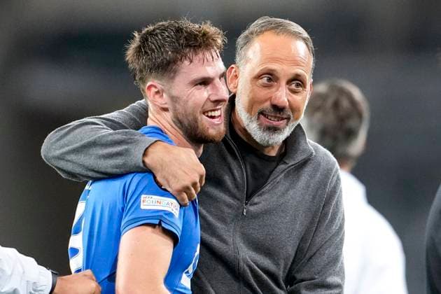 v li Anton Stach Hoffenheim, 16 , Pellegrino Matarazzo Rino, coach, head coach, Hoffenheim , jubilation after the final whistle, joy about the victory, winner, winner, cheers, cheering, cheerful, positive, rejoices, rejoice, optimistic, highlight, action, action, 03 10 2024, Sinsheim Germany , football, UEFA Europa League, group stage, TSG 1899 Hoffenheim Dynamo Kiev, REGULATIONS PROHIBIT ANY USE OF PHOTOGRAPHS AS IMAGE SEQUENCES AND OR QUASI VIDEO xozx