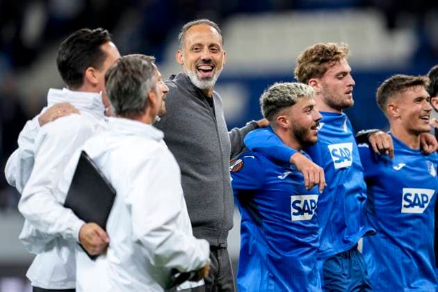 v li Pellegrino Matarazzo Rino, coach, head coach, Hoffenheim and players of TSG 1899 Hoffenheim, cheering after the final whistle, joy about the victory, winner, winners, cheers, cheering, cheerful, positive, rejoice, rejoice, optimistic, highlight, action, action, 03 10 2024, Sinsheim Germany , football, UEFA Europa League, group stage, TSG 1899 Hoffenheim Dynamo Kiev, REGULATIONS PROHIBIT ANY USE OF PHOTOGRAPHS AS IMAGE SEQUENCES AND OR QUASI VIDEO xozx