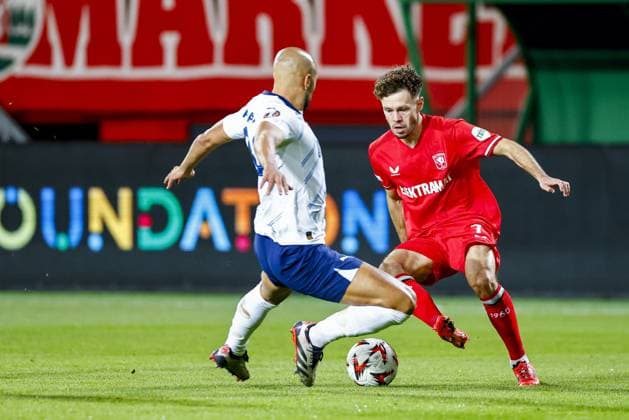ENSCHEDE, 03-10-2024 , Stadium de Grolsch Veste, football, UEFA Europa League, season 2024 2025, during the match FC Twente - Fenerbahce, FC Twente player Mitchell van Bergen and Fenerbahce player Sofyan Amrabat Twente - Fenerbahce  x26383238x Copyright: