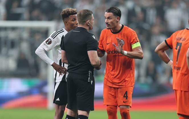 03 10 2024, Football UEFA Europa League, Besiktas JK Istanbul Eintracht Frankfurt, emonline, emspor, v l , Referee John Beaton SCO in dialog with Robin Koch Eintracht Frankfurt DFL DFB REGULATIONS PROHIBIT ANY USE OF PHOTOGRAPHS AS IMAGE SEQUENCES AND OR QUASI VIDEO xdcx Copyright: HMBxMedia