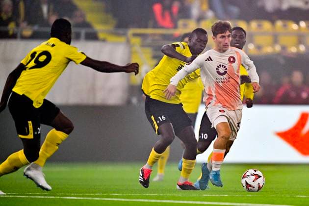 BORAS, SWEDEN 20241003 Roma s Tommaso Baldanzi R is chased by Elfsborg s Buhari Ibrahim L , Timothy Ouma 16 and Michael Baidoo 10 during the UEFA Europa League soccer match between IF Elfsborg and AS Roma at Boras Arena in Boras, Sweden, on Oct 3, 2024 BORAS SWEDEN x9200x  Copyright: xBjornxLarssonxRosvall TTx SWEDEN SOCCER EUROPA LEAGUE ELFSBORG-ROMA