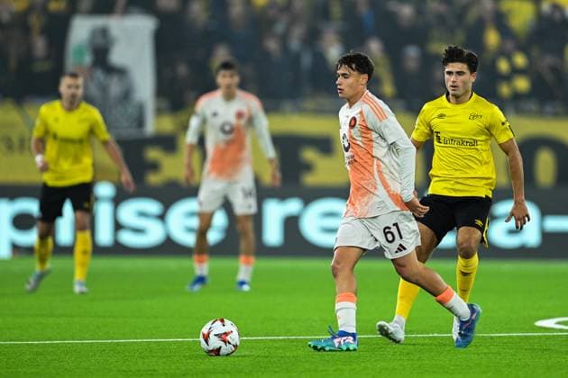 241003 Niccolo Pisilli of Roma and Besfort Zeneli of Elfsborg during the UEFA Europa League between Elfsborg and Roma on October 3, 2024 in Boras Photo Jörgen Jarnberger BILDBYRAN COP 112 JJ0405 fotboll, football, soccer, fotball,uefa europa league,elfsborg,r  Copyright: JÖRGENxJARNBERGER BB241003JJ028
