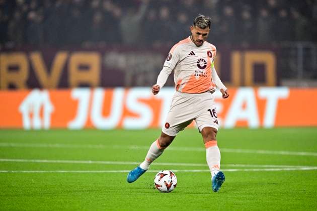 BORAS, SWEDEN 20241003 Romas Leandro Paredes in action during the UEFA Europa League soccer match between IF Elfsborg and AS Roma at Boras Arena in Boras, Sweden, on Oct 3, 2024 BORAS SWEDEN x9200x  Copyright: xBjörnxLarssonxRosvall TTx SWEDEN SOCCER EUROPA LEAGUE ELFSBORG-ROMA