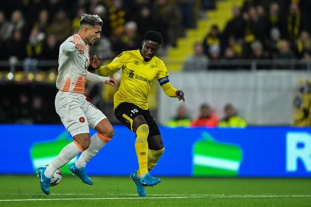 241003 Leandro Paredes of Roma and Michael Baidoo of Elfsborg during the UEFA Europa League between Elfsborg and Roma on October 3, 2024 in Boras Photo Jörgen Jarnberger BILDBYRAN COP 112 JJ0405 fotboll football soccer fotball uefa europa league elfsborg roma bbeng  Copyright: JÖRGENxJARNBERGER BB241003JJ029