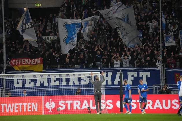 GER, 1 FBL, TSG 1899 Hoffenheim vs Werder Bremen 03 10 2024, PreZero Arena, Sinsheim, GER, 1 FBL, TSG 1899 Hoffenheim vs Werder Bremen , in the picture coach Pellegrino Matarazzo Hoffenheim is celebrated by the fans present nordphotoxGmbHx xBratic nph00250
