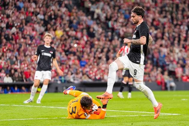 2024-10-03 Athletic Club v AZ - UEFA Europa League 2024 25 League Phase MD2 BILBAO, SPAIN - OCTOBER 3: Julen Agirrezabala of Athletic Club holds the ball, Troy Parrott of AZ Alkmaar jumping during the UEFA Europa League 2024 25 League Phase MD2 match between Athletic Club and AZ at Estadio de San MamÃ s on October 3, 2024 in Bilbao, Spain. Bilbao Estadio de San MamÃ s Spain Content not available for redistribution in The Netherlands directly or indirectly through any third parties. Copyright: xEdxvanxdexPolx