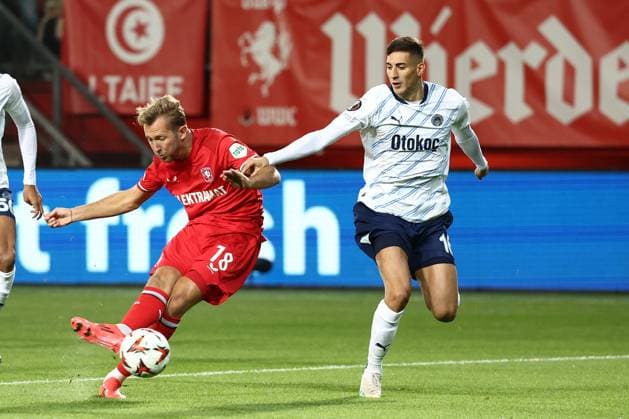 ENSCHEDE - (l-r) Michel Vlap of FC Twente, Mert Muldur of Fenerbahce SK during the UEFA Europa League match between FC Twente and Fenerbahce at Stadion De Grolsch Veste on Oct. 3, 2024 in Enschede, Netherlands. ANP VINCENT JANNINK UEFA Europa League match day 2 2024 25 xVIxANPxSportx xxANPxIVx 510023680 originalFilename: 510023680.jpg