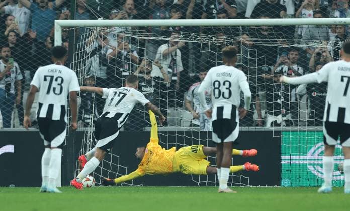 03 10 2024, Football UEFA Europa League, Besiktas JK Istanbul Eintracht Frankfurt, emonline, emspor, v l , Goalkeeper Kaua Kaua Morais Vieira Dos Santos Eintracht Frankfurt saves penalty kick from Ciro Immobile Besiktas JK DFL DFB REGULATIONS PROHIBIT ANY USE OF PHOTOGRAPHS AS IMAGE SEQUENCES AND OR QUASI VIDEO xdcx Copyright: HMBxMedia