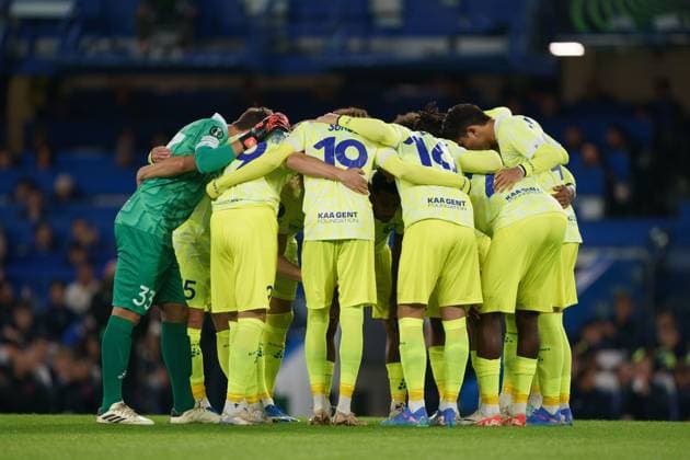 Chelsea FC v KAA Gent The Gent team huddle during the Chelsea FC v KAA Gent UEFA Europe Conference League Round 1 match at Stamford Bridge, London, England, United Kingdom on 3 October 2024 Editorial use only. All images are copyright Every Second Media Limited. No images may be reproduced without prior permission. Copyright: xIMAGO EveryxSecondxMediax ESM-1151-0012