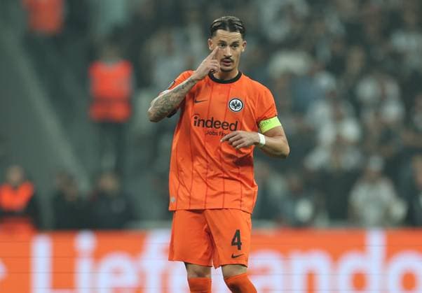 03 10 2024, Football UEFA Europa League, Besiktas JK Istanbul Eintracht Frankfurt, emonline, emspor, v l , Robin Koch Eintracht Frankfurt gives instructions, gesticulates, gesticulate with arms gives instructions, gesticulate DFL DFB REGULATIONS PROHIBIT ANY USE OF PHOTOGRAPHS AS IMAGE SEQUENCES AND OR QUASI VIDEO xdcx Copyright: HMBxMedia