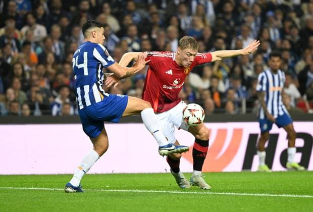 Nehuà n Pà rez of Porto FC and Rasmus Hojlund of Manchester United, ManU Porto v Manchester United, UEFA Europa League, Group Stage, Football, Estadio do Dragao, Porto, Portugal, 03 Oct 2024 EDITORIAL USE ONLY No use with unauthorised audio, video, data, fixture lists, club league logos or live services. Online in-match use limited to 120 images, no video emulation. No use in betting, games or single club league player publications. Copyright: xZedxJameson Shutterstockx 14750815da