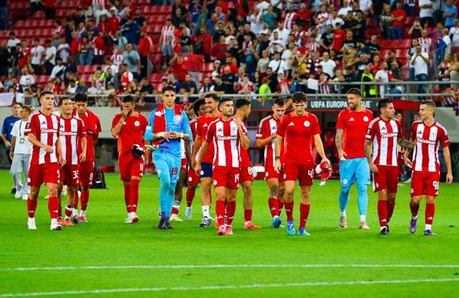 Olympiacos F.C. v S.C. Braga UEFA Europa League Olympiacos F.C. players celebrate in front of their supporters during the UEFA Europa League match at Karaiskakis Stadium, Piraeus UK Newspapers OUT Copyright: xYannisxHalasx FIL-20717-0076