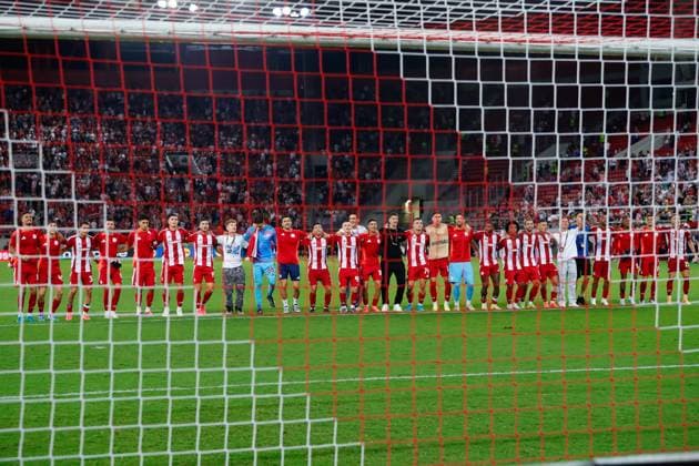 Olympiacos F.C. v S.C. Braga UEFA Europa League Olympiacos F.C. players celebrate in front of their supporters during the UEFA Europa League match at Karaiskakis Stadium, Piraeus UK Newspapers OUT Copyright: xYannisxHalasx FIL-20717-0079