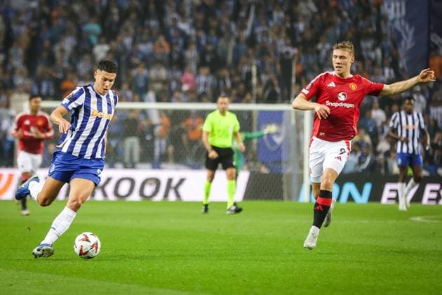 October 3, 2024, Porto, Porto, Portgual: Joao MARIO of FC Porto and Rasmus HOJLUND of Manchester United, ManU during the UEFA Europa League, League Phase MD2 match between FC Porto and Manchester United FC at Estadio do Dragao on October 03, 2024 in Porto, Portugal. Porto Portgual - ZUMAm308 20241003_zsp_m308_003 Copyright: xMatthieuxMirvillex