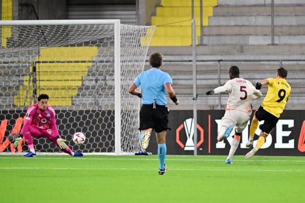 BORAS, SWEDEN 20241003 Roma s goalkeeper Mile Svilar makes a save as Elfsborg s Arber Zeneli 9, R shoots past Roma s Evan N Dicka 5 during the UEFA Europa League soccer match between IF Elfsborg and AS Roma at Boras Arena in Boras, Sweden, on Oct 3, 2024 BORAS SWEDEN x9200x  Copyright: xBjörnxLarssonxRosvall TTx SWEDEN SOCCER EUROPA LEAGUE ELFSBORG-ROMA