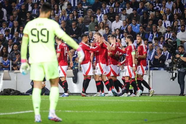 October 3, 2024, Porto, France, Portgual: Rasmus HOJLUND of Manchester United, ManU celebrate his goal with teammates during the UEFA Europa League, League Phase MD2 match between FC Porto and Manchester United FC at Estadio do Dragao on October 03, 2024 in Porto, Portugal. Porto Portgual - ZUMAm308 20241003_zsp_m308_005 Copyright: xMatthieuxMirvillex