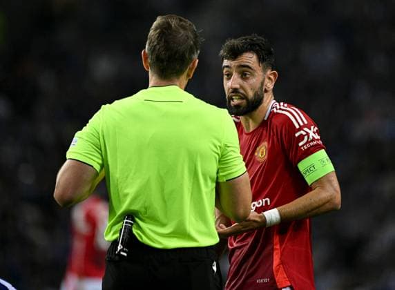 Bruno Fernandes of Manchester United, ManU appeals to Referee Tobias Stieler after being shown a yellow card Porto v Manchester United, UEFA Europa League, Group Stage, Football, Estadio do Dragao, Porto, Portugal, 03 Oct 2024 EDITORIAL USE ONLY No use with unauthorised audio, video, data, fixture lists, club league logos or live services. Online in-match use limited to 120 images, no video emulation. No use in betting, games or single club league player publications. Copyright: xZedxJameson Shutterstockx 14750815dt