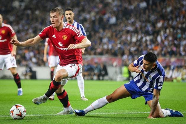 October 3, 2024, Porto, France, Portgual: Rasmus HOJLUND of Manchester United, ManU and Joao MARIO of FC Porto during the UEFA Europa League, League Phase MD2 match between FC Porto and Manchester United FC at Estadio do Dragao on October 03, 2024 in Porto, Portugal. Porto Portgual - ZUMAm308 20241003_zsp_m308_006 Copyright: xMatthieuxMirvillex