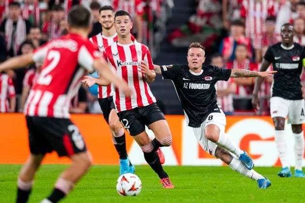 2024-10-03 Athletic Club v AZ - UEFA Europa League 2024 25 League Phase MD2 BILBAO, SPAIN - OCTOBER 3: Gorka Guruzeta of Athletic Club battles for possession with Jordy Clasie of AZ Alkmaar during the UEFA Europa League 2024 25 League Phase MD2 match between Athletic Club and AZ at Estadio de San MamÃ s on October 3, 2024 in Bilbao, Spain. Bilbao Estadio de San MamÃ s Spain Content not available for redistribution in The Netherlands directly or indirectly through any third parties. Copyright: xEdxvanxdexPolx