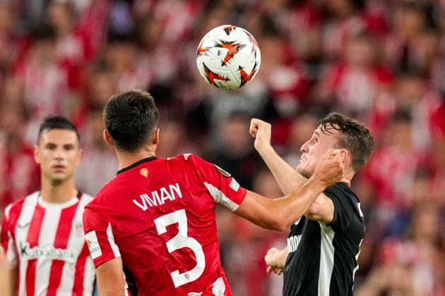 2024-10-03 Athletic Club v AZ - UEFA Europa League 2024 25 League Phase MD2 BILBAO, SPAIN - OCTOBER 3: Peer Koopmeiners of AZ Alkmaar heads the ball, Daniel Vivian of Athletic Club looks on during the UEFA Europa League 2024 25 League Phase MD2 match between Athletic Club and AZ at Estadio de San MamÃ s on October 3, 2024 in Bilbao, Spain. Bilbao Estadio de San MamÃ s Spain Content not available for redistribution in The Netherlands directly or indirectly through any third parties. Copyright: xEdxvanxdexPolx