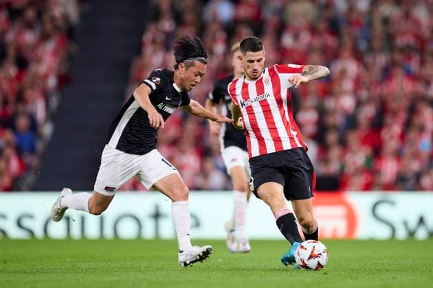 October 3, 2024, Bilbao, Vizcaya, SPAIN: Oihan Sancet of Athletic Club competes for the ball with Seiya Maikuma of AZ Alkmaar during the Europa League match between Athletic Club and AZ Alkmaar at San Mames on October 3, 2024, in Bilbao, Spain. Bilbao SPAIN - ZUMAa181 20241003_zaa_a181_013 Copyright: xRicardoxLarreinax