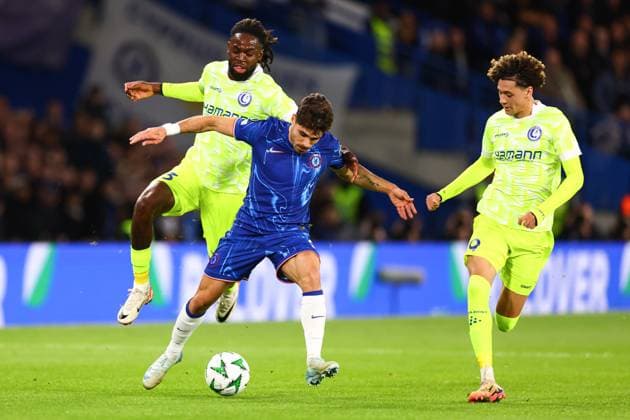 Chelsea gegen KAA Gent 03. Oktober 2024, London UEFA Conference League Chelsea gegen KAA Gent Pedro Neto von Chelsea und Jordan Torunarigha von KAA Gent Foto Jacques Feeney Abseits London UK  Copyright: xJacquesxFeeneyx xOffsidexOffside