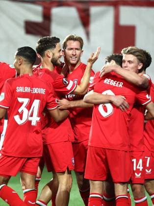ENSCHEDE - Michel Vlap of FC Twente celebrates the 1-0 during the UEFA Europa League match between FC Twente and Fenerbahce at Stadion De Grolsch Veste on Oct. 3, 2024 in Enschede, Netherlands. ANP VINCENT JANNINK netherlands out - belgium out Enschede xVIxxIVx 510024961 originalFilename: 0766898787st.jpg