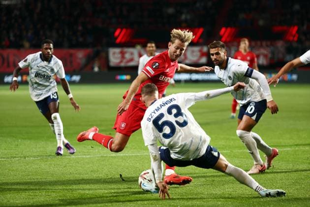 ENSCHEDE - (l-r) Michel Vlap of FC Twente, Sebastian Szymanski of Fenerbahce SK, Dusan Tadic of Fenerbahce SK during the UEFA Europa League match between FC Twente and Fenerbahce at Stadion De Grolsch Veste on Oct. 3, 2024 in Enschede, Netherlands. ANP VINCENT JANNINK netherlands out - belgium out Enschede xVIxxIVx 510025088 originalFilename: 0766899069st.jpg
