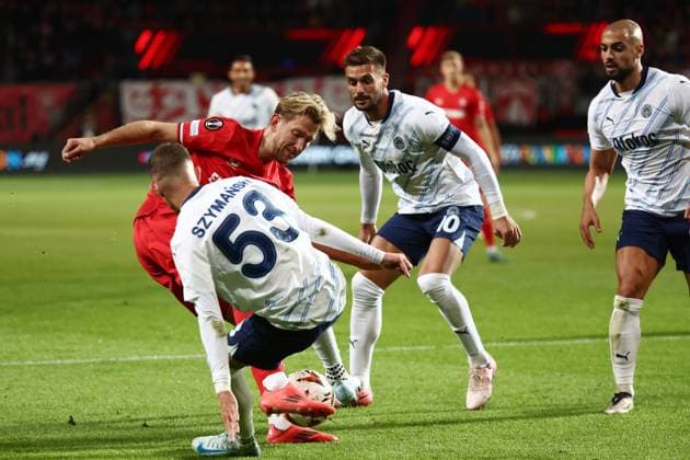 ENSCHEDE - (l-r) Michel Vlap of FC Twente, Sebastian Szymanski of Fenerbahce SK, Dusan Tadic of Fenerbahce SK, Sofyan Amrabat of Fenerbahce SK during the UEFA Europa League match between FC Twente and Fenerbahce at Stadion De Grolsch Veste on Oct. 3, 2024 in Enschede, Netherlands. ANP VINCENT JANNINK netherlands out - belgium out Enschede xVIxxIVx 510025143 originalFilename: 0766899073st.jpg