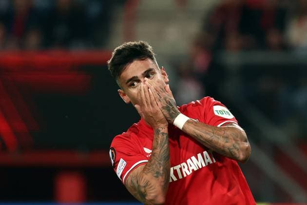 ENSCHEDE - Mees Hilgers of FC Twente reacts during the UEFA Europa League match between FC Twente and Fenerbahce at Stadion De Grolsch Veste on Oct. 3, 2024 in Enschede, Netherlands. ANP VINCENT JANNINK netherlands out - belgium out Enschede xVIxxIVx 510025638 originalFilename: 0766900096st.jpg