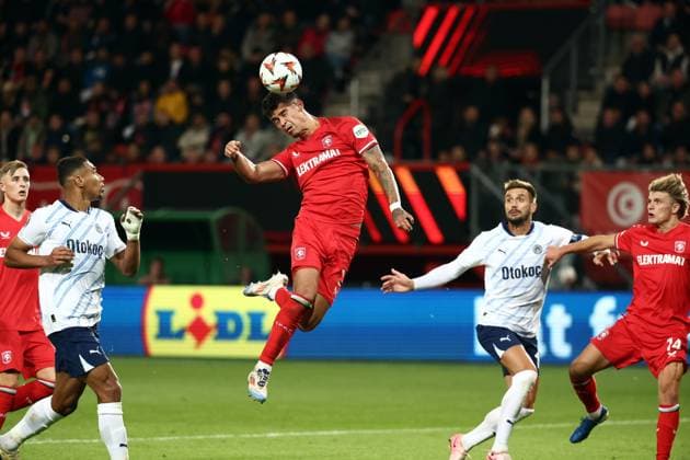 ENSCHEDE - (l-r) Mees Hilgers of FC Twente during the UEFA Europa League match between FC Twente and Fenerbahce at Stadion De Grolsch Veste on Oct. 3, 2024 in Enschede, Netherlands. ANP VINCENT JANNINK netherlands out - belgium out Enschede xVIxxIVx 510025750 originalFilename: 0766900098st.jpg