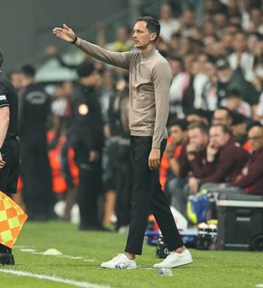 03 10 2024, Football UEFA Europa League, Besiktas JK Istanbul Eintracht Frankfurt, emonline, emspor, v l , Coach Dino Toppmöller Eintracht Frankfurt gives instructions, gesticulates, gesticulate with arms gives instructions, gesticulate DFL DFB REGULATIONS PROHIBIT ANY USE OF PHOTOGRAPHS AS IMAGE SEQUENCES AND OR QUASI VIDEO xdcx Copyright: HMBxMedia