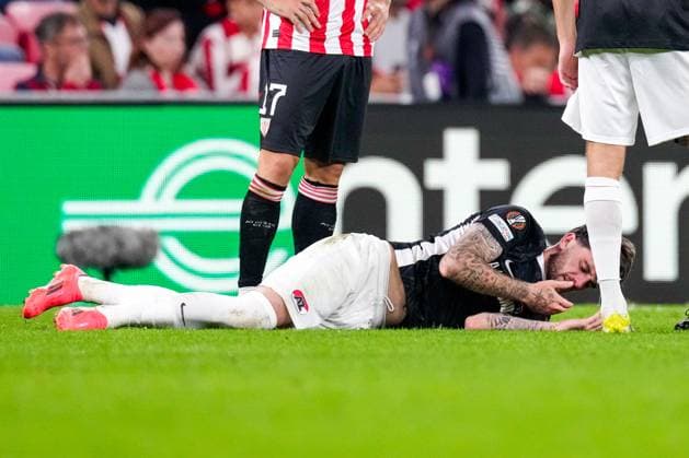 2024-10-03 Athletic Club v AZ - UEFA Europa League 2024 25 League Phase MD2 BILBAO, SPAIN - OCTOBER 3: Troy Parrott of AZ Alkmaar lays injured on the pitch during the UEFA Europa League 2024 25 League Phase MD2 match between Athletic Club and AZ at Estadio de San MamÃ s on October 3, 2024 in Bilbao, Spain. Bilbao Estadio de San MamÃ s Spain Content not available for redistribution in The Netherlands directly or indirectly through any third parties. Copyright: xEdxvanxdexPolx
