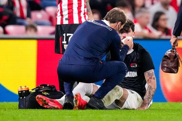 2024-10-03 Athletic Club v AZ - UEFA Europa League 2024 25 League Phase MD2 BILBAO, SPAIN - OCTOBER 3: Troy Parrott of AZ Alkmaar in medical treatment due to injury during the UEFA Europa League 2024 25 League Phase MD2 match between Athletic Club and AZ at Estadio de San MamÃ s on October 3, 2024 in Bilbao, Spain. Bilbao Estadio de San MamÃ s Spain Content not available for redistribution in The Netherlands directly or indirectly through any third parties. Copyright: xEdxvanxdexPolx