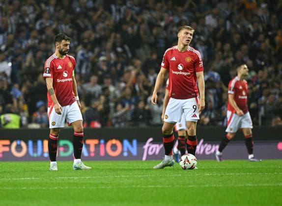 Bruno Fernandes of Manchester United, ManU and Rasmus Hojlund look dejected after Samu Omorodion of Porto FC scored to make it 3-2 Porto v Manchester United, UEFA Europa League, Group Stage, Football, Estadio do Dragao, Porto, Portugal, 03 Oct 2024 EDITORIAL USE ONLY No use with unauthorised audio, video, data, fixture lists, club league logos or live services. Online in-match use limited to 120 images, no video emulation. No use in betting, games or single club league player publications. Copyright: xZedxJameson Shutterstockx 14750815ew